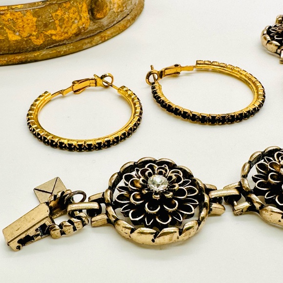 Vintage Rhinestone Flower Bracelet & Earrings - Picture 5 of 10